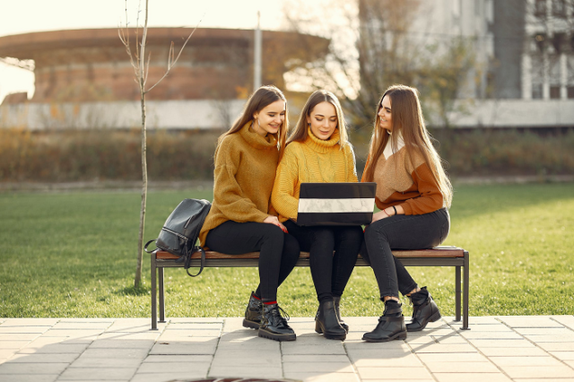 three-college-girls